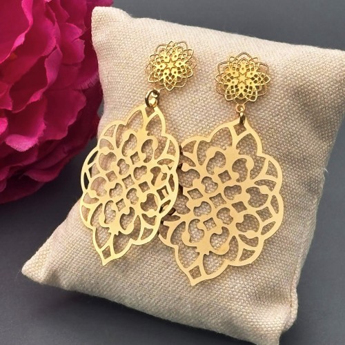 Boucles d’oreilles Zelia en acier inoxydable doré avec perle nacrée – légères et élégantes, idéales pour les visages ovales