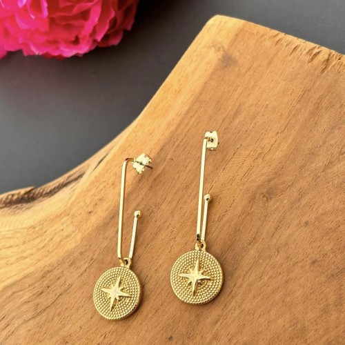 Boucles d’oreilles Rosa en acier doré – fines et délicates avec finition florale, idéales pour adoucir les traits