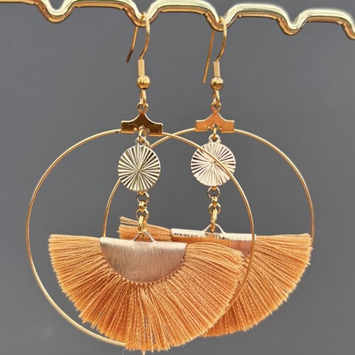 Boucles Luna créoles avec pompon – légèreté sous les pommettes pour visage diamant