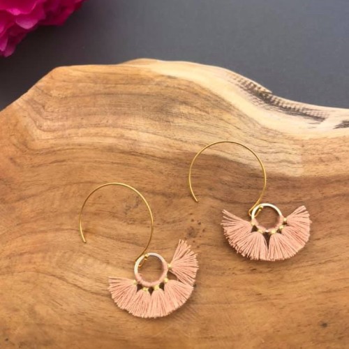 Boucles Eclipse dorées avec pompon – souplesse et douceur pour visage carré