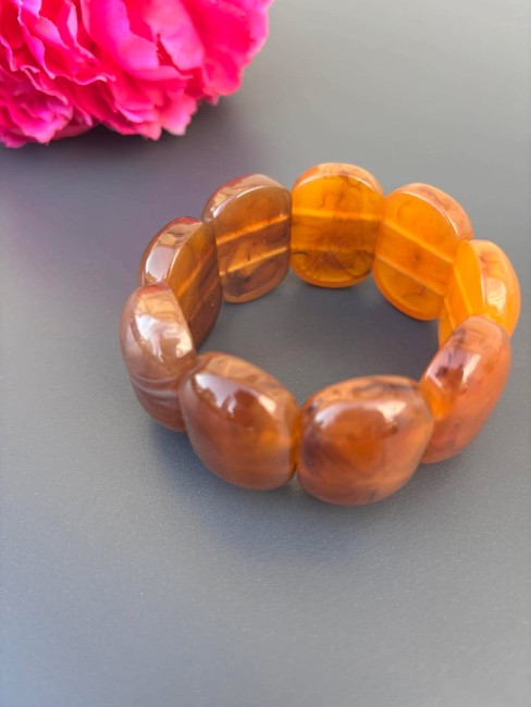 COLISEE - Bracelet résine avec gros maillons marron ambré Bracelet fantaisie composée de gros maillon en résine aux nuances marron ambré arrondi qui épouse parfaitement le poignet et on adore ses reflets marbrés pour un style ultra moderne et chic