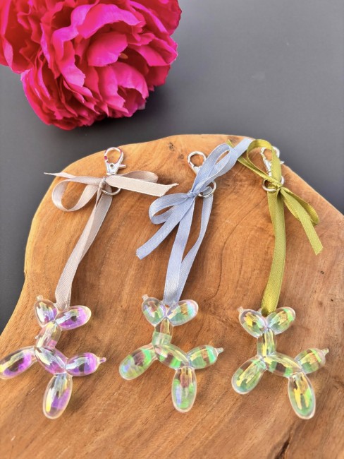 BELLO - Grigri de sac holographique et tissu satin Grigri de sac BELLO composé d'un chien holographique aux couleurs irisées et d'un tissu satiné pour un effet chic