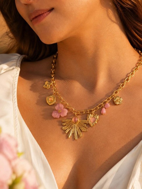 Collier fantaisie  en grosse maille d'acier inoxydable doré composé de charms doré et rose, fleurs, coeur, pierres naturelles, feuille de ginkgo, zirconium pour un effet bohème chic