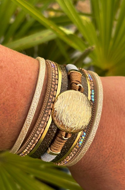 Manchette composé de simili cuir et de corde aux nuances marrons  chaudes et doré réhaissé d'une pierre naturelle doré pour un look bohème chic 