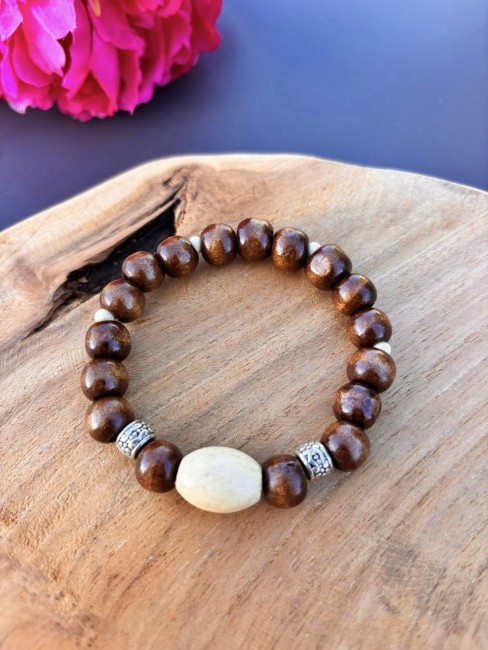 Bracelet bohème en perles brunes et beige avec intercalaires argentés – bijou artisanal Caprissa Créations