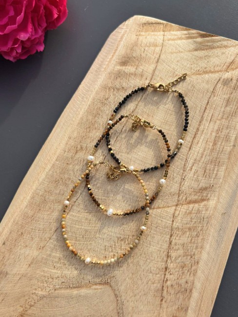 Collier hyper chic et féminin où des perles naturelles d'agate jaune, d'agate noire et d'oeil de tigre se marient parfaitement  des perles d'eau douce et des perles dorés en acier inoxydable pour un rendu bohème chic