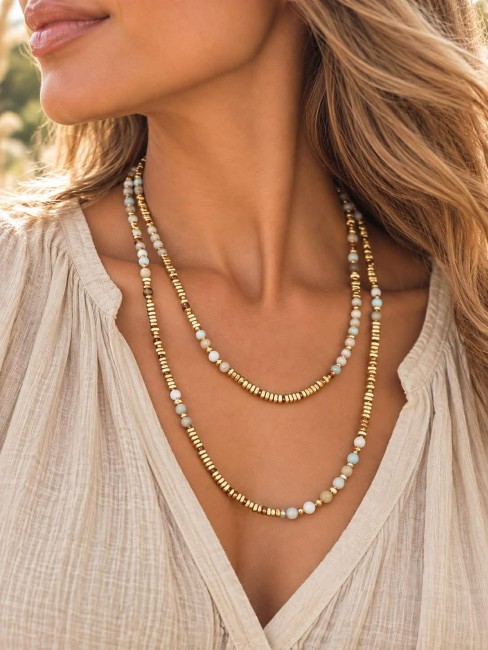 PISA - Collier sautoir double rang en perles naturelles d'amazonite et perles hématites Collier sautoir ultra stylé et bohème chic composé de perles naturelles en amazonite aux nuances bleu, beige et blanc réhaussées par de superbes perles en hématites dorées ... un vrai intemporel