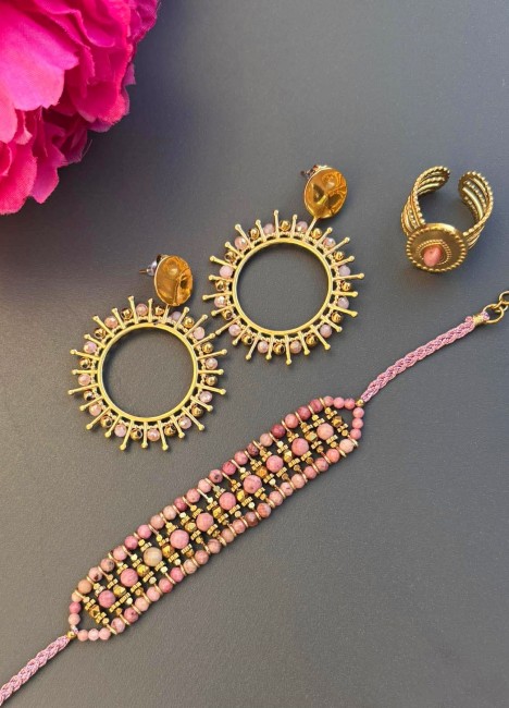 Parure Reflets d’Orient composée d’un bracelet tissé de perles naturelles d'agate rose,  d’une bague bohème chic en acier inoxydable doré de perles naturelles en agate rose et de boucles d’oreilles créoles en version bijou soleil revisité avec de superbes