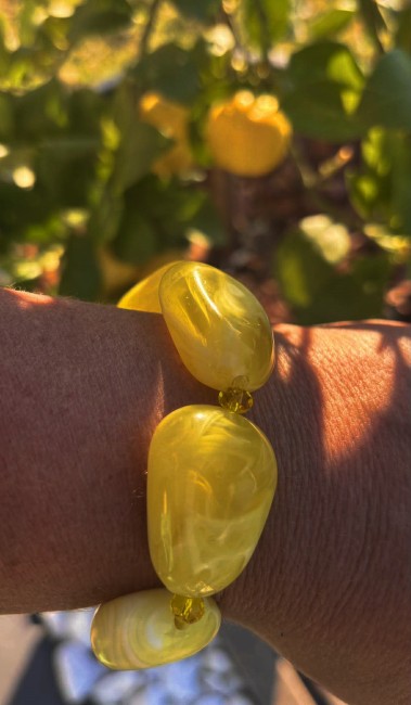 Bracelet fantaisie en perle de résine jaune inspiré du célèbre citron sicilien le limoncello pour un  look de dolce vita 