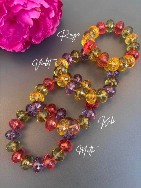 Bracelet bohème chic composé de grosses perles colorées facettées évoquant le raffinement des palais italiens, sublimé par de délicates influences orientales.