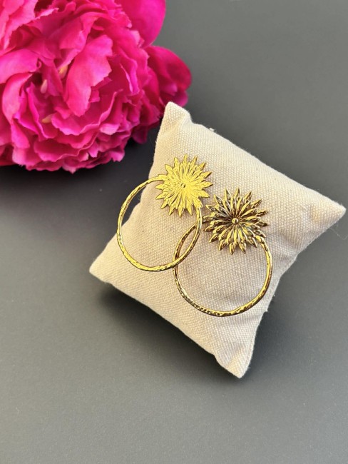 Boucles fantaisie composée d'une créole en acier inoxydable martelée et réhaussée d'une fleur pour un effet solaire et bohème chic