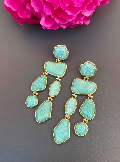 Les boucles  d'oreilles SERAPHIA sont des boucles d'oreilles fantaisie mais hyper chic composées de différents intercalaires en perles naturelles d'amazonite vert en acier inoxydable doré et laiton, pour un style bohème et raffiné