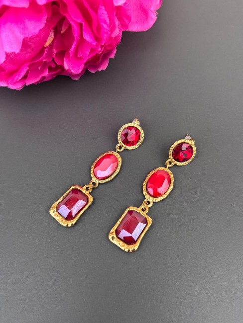 RANIA - Boucles d'oreilles strass rouge Ses strass facettés aux éclats somptueux rouge bordeaux grenat font des boucles d'oreilles RANIA un bijou majestueuse qui met en valeur le visage avec une élégance absolue !