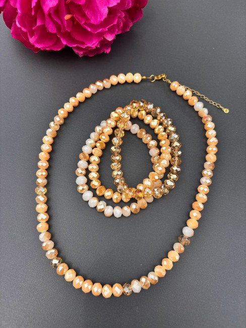 Collier avec sa manchette bohème chic composée de 3 bracelets de perles de bohème  aux teintes beige ivoire, cream et cookie pour un look glamour, tendance et chic