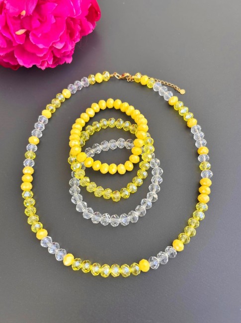 AURORA - Collier avec Manchette de 3 bracelets perle de bohèmes jaune Collier avec sa manchette bohème chic composée de 3 bracelets de perles de bohème aux teintes jaune citron, jaune paille et blanches pour un look glamour, tendance et chic