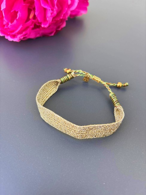 Bracelet tressé de fil doré tout en finesse pour un rendu précieux et bohème chic ajustable par un noeud coulissant vert kaki doré