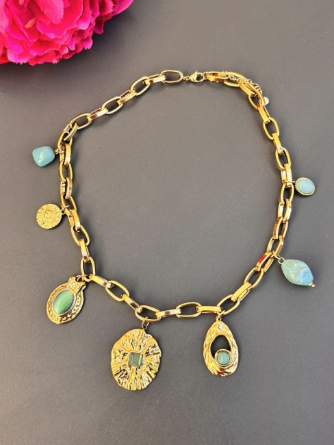 Collier fantaisie composé d'une chaîne grosse maille en acier inoxydable doré et réhaussé de charms de pierres naturelles et de zirconium avec des plaques martelées brossées qui donnent le coté antique et chic au bijou 