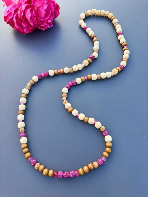 Collier sautoir bohème chic composé de perles de bois  et des perles de bohèmes scintillantes pour un look chic et unique que tout le monde vous envira ! 