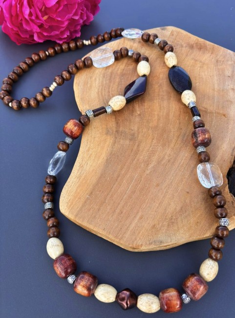 Collier fantaisie ethnique composé de perles de bois pour un style bohème chic 