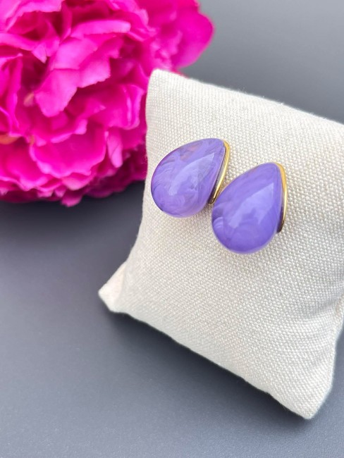 Boucles fantaisie en forme de goutte composées de résine violet, de perles de verre et d'acier inoxydable doré pour un style ultra élégant 