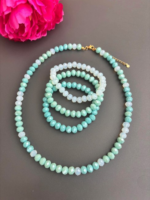 AURORA - Collier avec Manchette de 3 bracelets perle de bohèmes lagon Collier avec sa manchette bohème chic composée de 3 bracelets de perles de bohème amande, turquoise, lagon pour un look glamour, tendance et chic