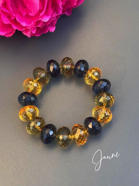 Bracelet bohème chic composé de grosses perles colorées facettées multi-couleurs vert kaki, bleu, jaune évoquant le raffinement des palais italiens, sublimé par de délicates influences orientales.