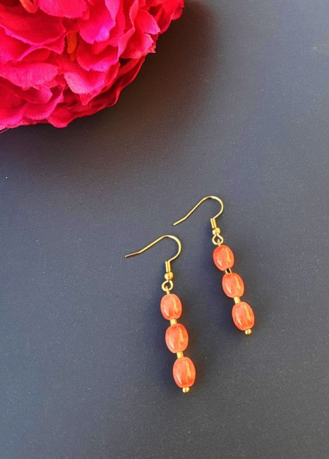 Boucles d'oreilles fantaisies composées de perles naturelle de couleurs corail pour un effet bohème chic et raffiné 