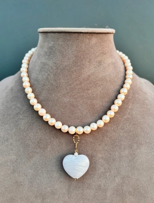 SAN VALENTINO - Collier perles saumon avec coeur en nacre Collier en imitation perles d'eau douce saumon réhaussé par un pendentif en nacre en forme de coeur pour un look simple mais chic