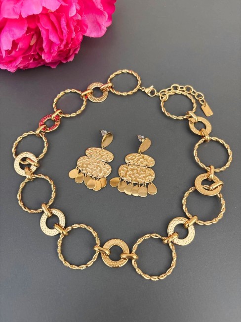 Boucles et Collier fantaisie composé de gros maillons en acier inoxydable torsadés et martelés pour un style bohème chic