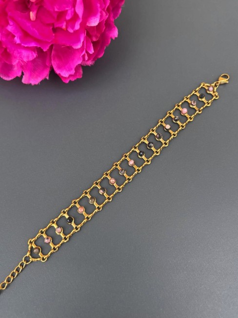 Bracelet chic composé de perles naturelles en rhodonite rose avec de superbes maillons en acier inoxydable doré pour un style raffiné et chic
