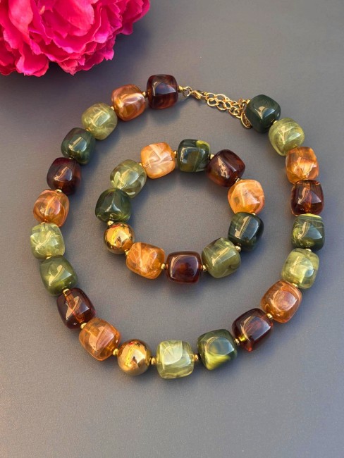 Parure BYZANCE composée d'un Collier et d'un bracelet aux perles de résines aux teintes vertes marronées et doré pour un style bohème choc oriental nomade