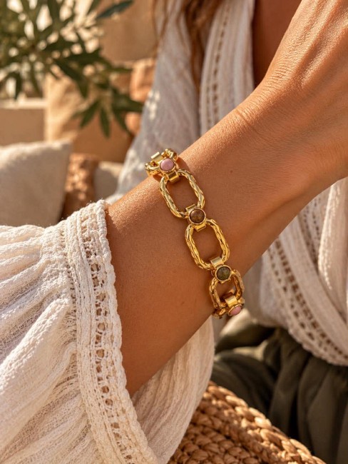OLEA - Bracelet de perles naturelles tourmaline et gros maillon en acier inoxydable doré Bracelet chic hyper canon composé de larges maillons martelés en acier inoxydable doré orné de perles naturelles en tourmaline un intemporel pour toute l'année