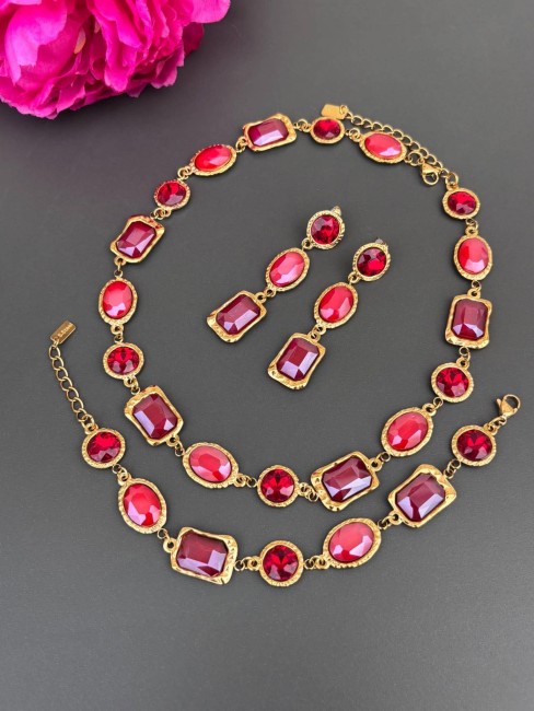 RANIA - Parure 3 pièces signés Caprissa créations Parures 3 pièces composée d'un collier d'une paire de boucles d'oreilles pendantes et d'un bracelet réhaussés de strass facettés de couleurs rouge bordeaux grenat pour une allure royale