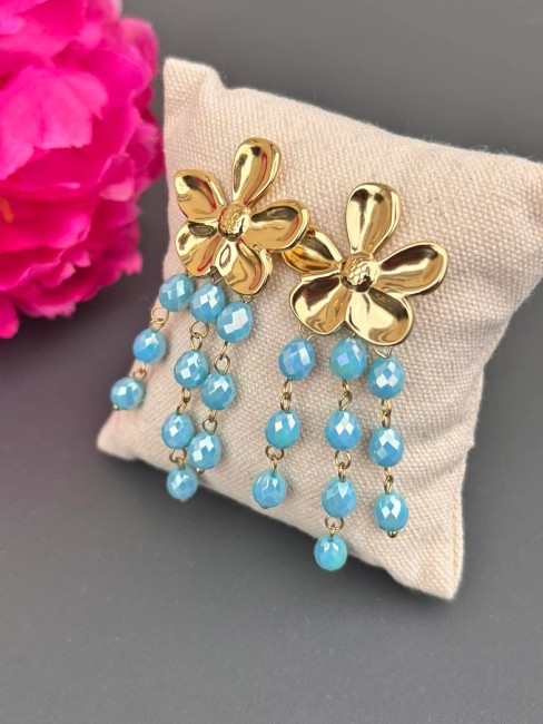 PAROS - Boucles d'oreilles fleur et perles bohèmes bleu turquoise Boucles d'oreilles fantaisie mais ultra chic avec sa grosse fleur en acier inoxydable et ses perles naturelles bleu turquoises en cascade qui donne un effet très bohème au bijou