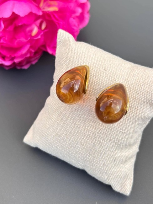Boucles fantaisie en forme de goutte composées de résine marron ambré, de perles de verre et d'acier inoxydable doré pour un style ultra élégant 