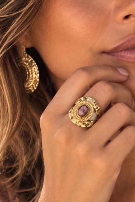 Bague fantaisie bohème chic et solaire composée de perles naturelles en rhodonite rose verte et serti d'acier inoxydable doré pour une qualité incroyable