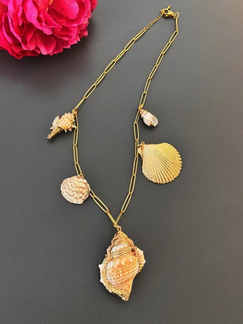 SOLAYA - Collier coquillage avec grosses mailles en acier inoxydable doré Collier fantaisie composé de grosses mailles en acier inoxydable réhaussé par des coquillage naturels pour un look bohème chic