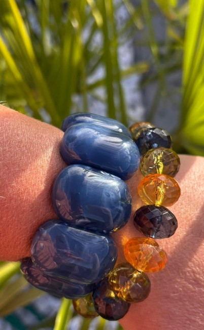 COLISEE - Bracelet résine avec gros maillons bleu Bracelet fantaisie composée de gros maillon en résine bleu arrondi qui épouse parfaitement le poignet et on adore ses reflets marbrés pour un style ultra moderne et chic