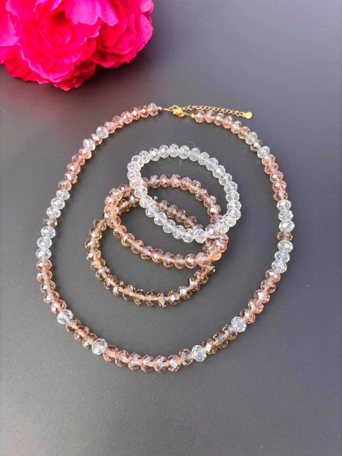 Collier avec sa manchette bohème chic composée de 3 bracelets de perles de bohème  aux teintes beige rosés et blanches pour un look glamour, tendance et chic