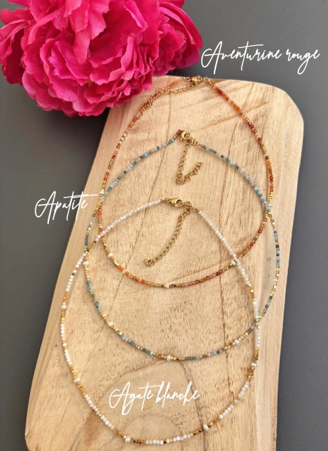 Collier hyper chic et féminin où des perles naturelles d'agate blanche, d'aventurine rouge et d'apatite se marient parfaitement  des perles d'eau douce et des perles dorés en acier inoxydable pour un rendu bohème chic