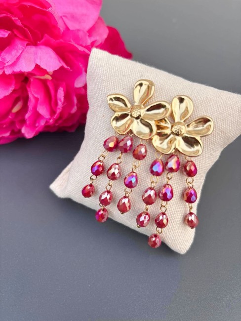 Boucles d'oreilles fantaisie mais ultra chic avec sa grosse fleur en acier inoxydable et ses perles naturelles en grenat rouge bordeaux en cascade qui donne un effet très bohème au bijou