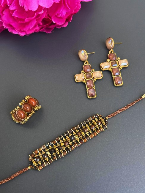 Parure Reflets d’Orient composée d’un bracelet tissé marron et doré, d’une bague aux cabochons bruns et de boucles d’oreilles dorées aux cristaux taupe et beige, style bohème chic inspiré des influences orientales. aux perles naturelles en oeil de tigre