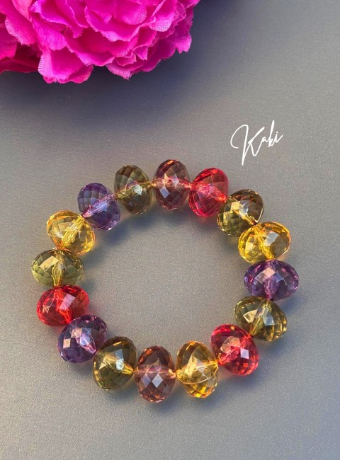 Bracelet bohème chic composé de grosses perles colorées facettées multi-couleurs rouge, vert kaki, violet, jaune, marron évoquant le raffinement des palais italiens, sublimé par de délicates influences orientales.