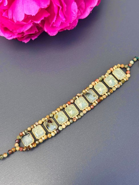 PALAZZO - Bracelet de perles naturelles préhnite Un bracelet au caractère précieux, où les pierres naturelles facettées en préhnite aux nuances vertes et marron, profondes et légèrement translucides s’entourent de délicates perles et de détails dorés pour un style bohème chic.