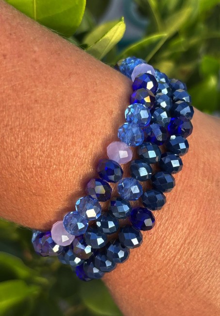 Manchette bohème chic composé de 3 trois bracelets composés de perles facettées aux teintes bleues et violettes inspirées des célèbres perles de murano pour un look chic et canon