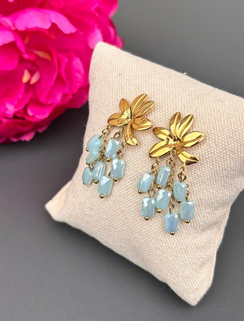 Boucles d'oreilles fantaisie composées d'une fleur en acier inoxydables et de perles naturelles pendantes en cascade en agate bleu, ce qui donne un effet bohème chic et solaire