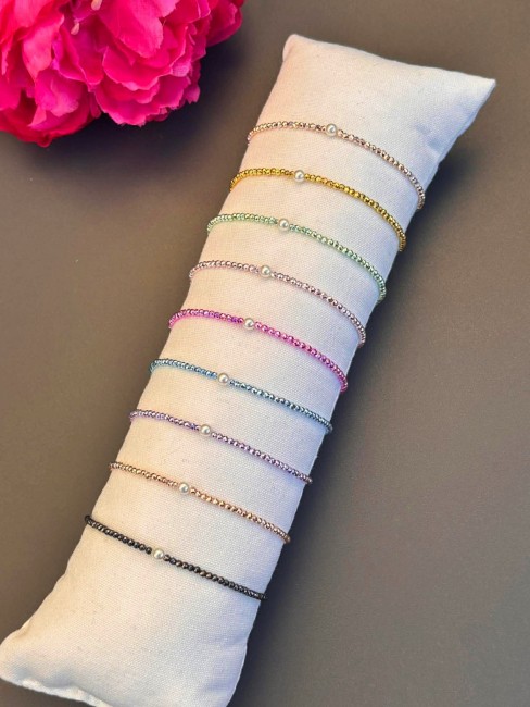 Bracelet fantaisie composé de perles métalliques facettées aux couleurs lumineuses et d'une perle d'eau douce naturelle  pour un look bohème chic et solaire