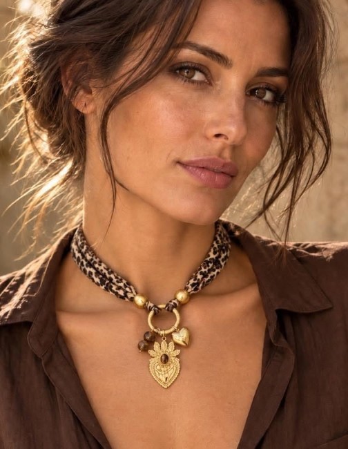 Collier fantaisie bohème chic composé de tissus léopard  et réhaussé par un pendentif en forme de coeur en acier inoxydable orné de perles naturelles en oeil de tigre