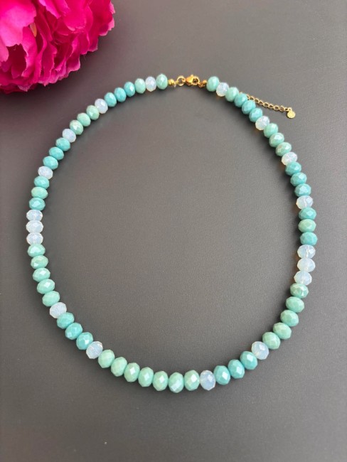 Collie bohème chic composée de perles de bohème aux teintes bleu lagoon pour un look glamour, tendance et chic