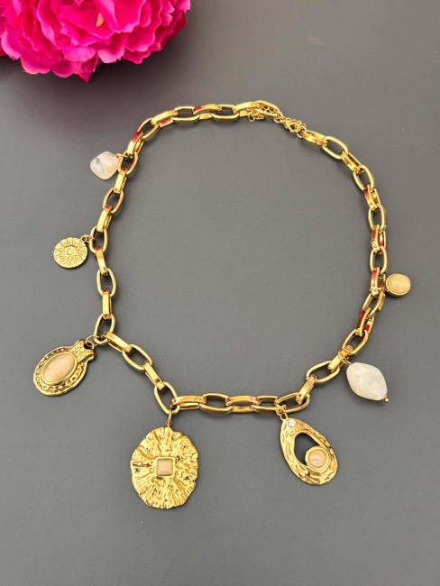 Collier fantaisie composé d'une chaîne grosse maille en acier inoxydable doré et réhaussé de charms de pierres naturelles et de zirconium avec des plaques martelées brossées qui donnent le coté antique et chic au bijou 